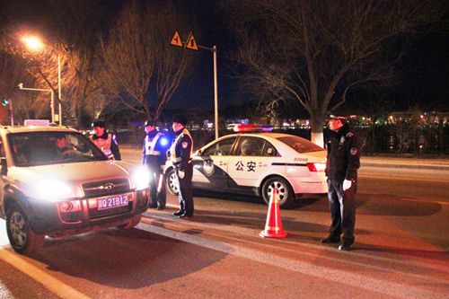 庆城管持续夜查交通秩序 查处 黑出租 等违法行