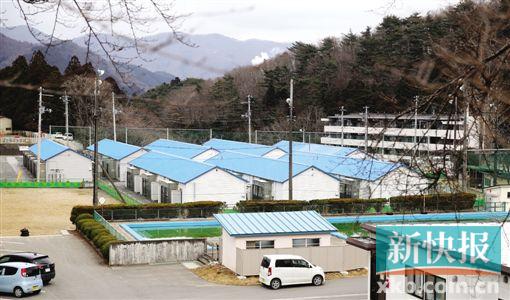 ■日本大地震五周年,灾民迟迟未搬出临时安置房。这是日本岩手县大船渡市一处由中国援建的临时安置房。新华社发