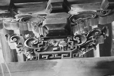 ②房梁上的木雕，保存完好。