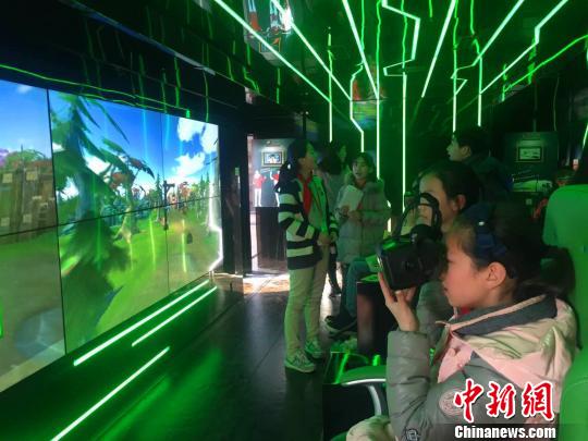 图为郑州第七中学学生集体参观体验网络安全战车。　周小云　摄