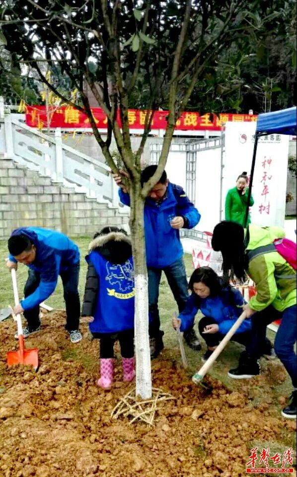 湖南老兵之家志愿者参加公益植树。