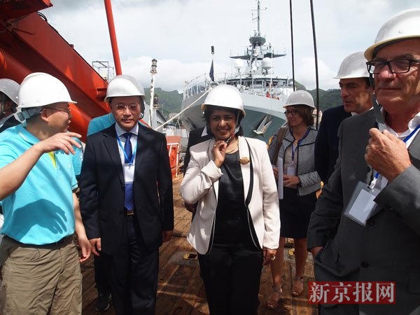 第三航段首席科学家周建平正在向法基姆总统及中国驻毛里求斯大使馆临时代办陈志宏介绍“向阳红10”船后甲板的作业区。