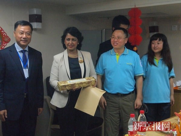 第二航段首席科学家倪建宇正在向法基姆及其随行介绍大洋科考。