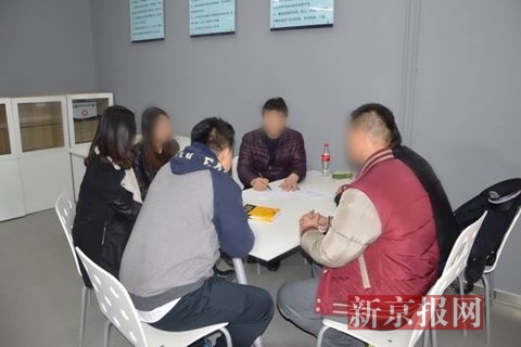 郭松业打扒工作室”内，郭松业教授年轻队员反扒知识。本组图片来自警方