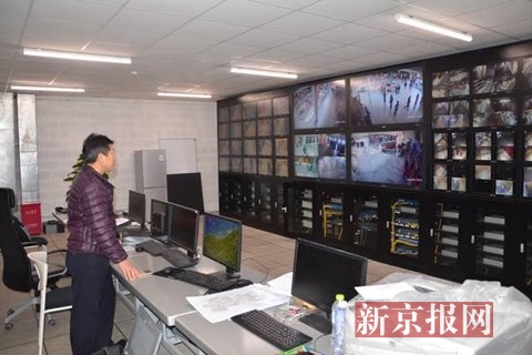 郭松业打扒工作室”内，郭松业查看监控。