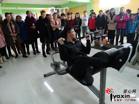 乔梁老师为大家演示如何使用仰卧板