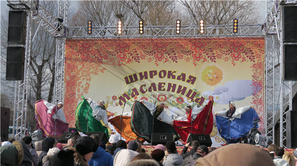 　　周日结束，标志着束缚俄罗斯人的寒冬已经过去，人们看到春天的希望。