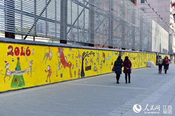 南昌市步行街一面长墙上被手绘了猴子卡通画，深受人们的喜欢。