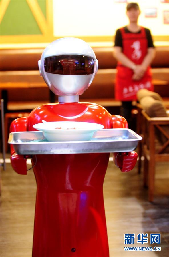 机器人服务员亮相沈阳餐厅|机器人|跑堂_凤凰资