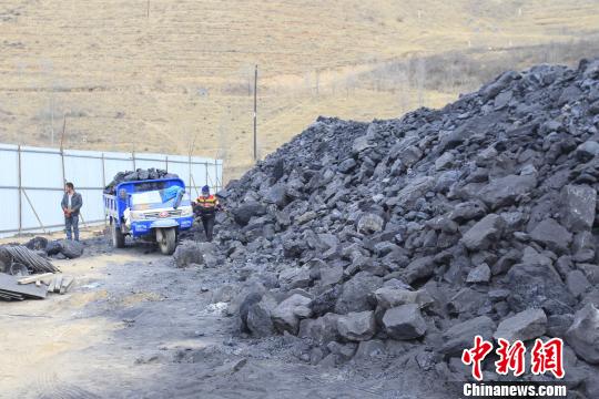 超过环保部门责令清理的期限，煤场并未按时清理煤堆。　胡贵龙　摄