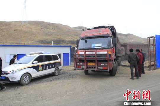 图为煤场内停放的运煤车辆。　胡贵龙　摄