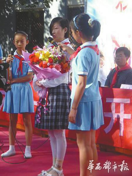 张春玲震后受表彰。(资料图片)