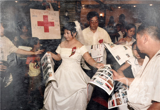 成都献血大王熊德金右眼失明 网友筹2.8万元