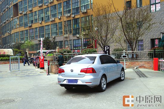 外来车辆登记后进入乾宏领秀地下停车场