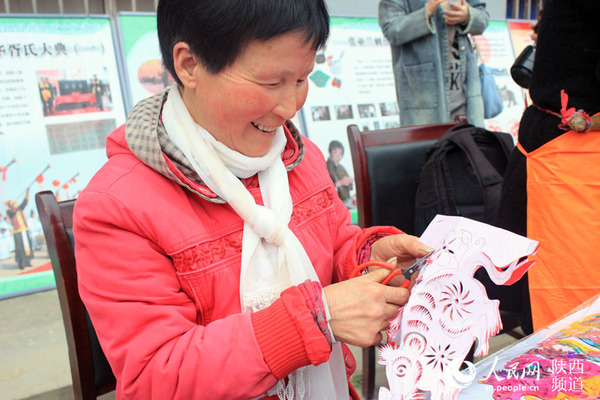 蓝田剪纸艺人王宁肖的作品栩栩如生  和冰摄