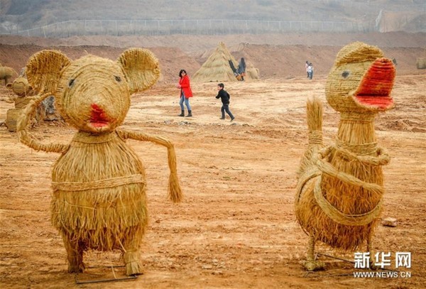 这是河南省洛阳市一施工工地上展出的动物造型的“稻草人”（3月16日摄）。