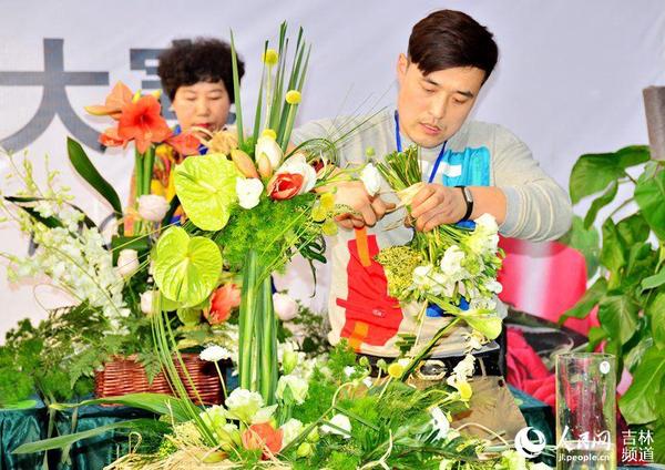 3月17日，长春君子兰节插花表演现场。谁说只有女子学插花！王帝元 摄