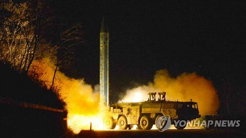 资料图片：这是朝鲜《劳动新闻》刊登的短程导弹试射现场照。