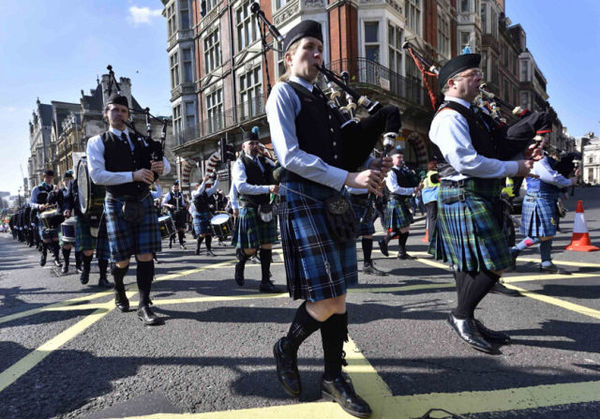 3月13日,在英国伦敦,人们参加一年一度的庆祝圣帕特里克节游行。