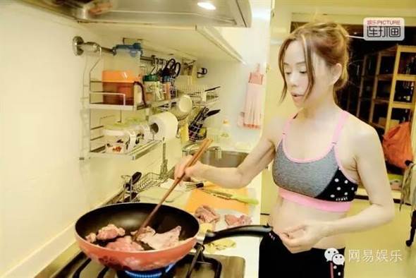狄莺“性感下厨照”让网友快喷鼻血。(图／台湾《中时电子报》)