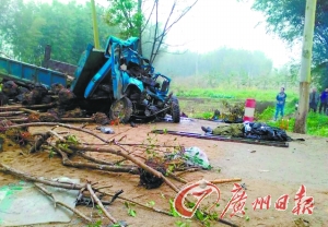 雨雾天 农用车被撞散架|货车|交警