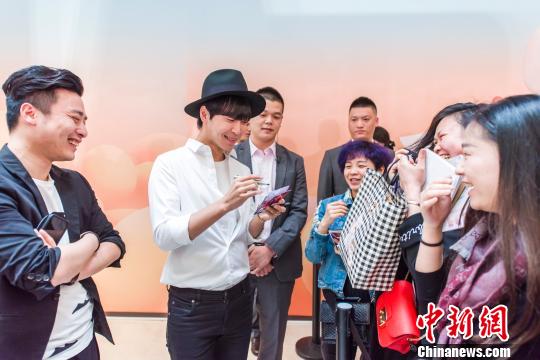 图为时尚达人韩火火与市民畅聊“时尚观”。　王钰漩　摄