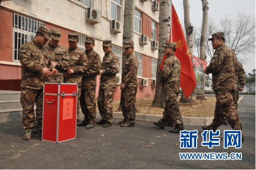 南京炮兵学院廊坊校区官兵积极为邵立民及其家属捐助善款。