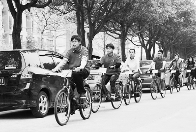 师大学生正在体验“小绿车”。