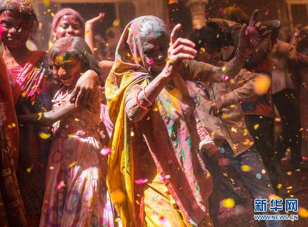 五彩斑斓!印度圣城寡妇庆祝洒红节(高清组图)|