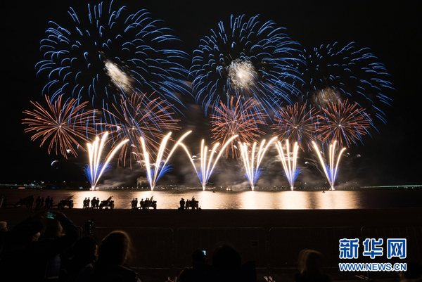 3月19日，堪培拉市格里芬湖畔放烟火，庆祝该市103岁生日。新华网发（钱军摄）