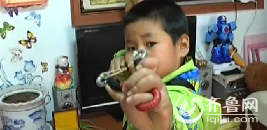 喜欢玩弹弓的周于涵指哪打哪，弹无虚发。（视频截图）