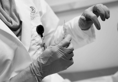 一名儿科医生准备为一名儿童接种麻疹疫苗（资料照片）。