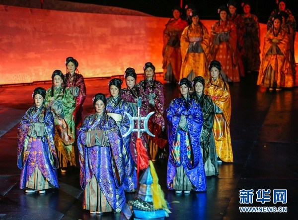 演员们正在舞台上表演。