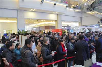 3月上旬的周末,红星美凯龙东四环商场已经出现了消费者“排队结账”的景象。资料图片