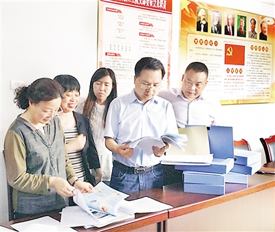 市结防所领导指导开县结防工作。