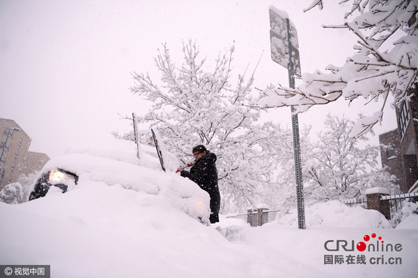 当地时间2016年3月23日，美国科罗拉多州丹佛市遭遇暴风雪袭击。图片来源:AAron Ontiveroz/Getty Images/视觉中国