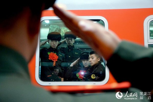 2015年11月25日是老兵退伍的日子,哈尔滨森林支队退伍老兵们敬上最后一个军礼,让光荣的传统辐照社会。于宗明 摄