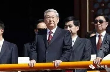 　　9.3阅兵时，在天安门城楼上的朱镕基