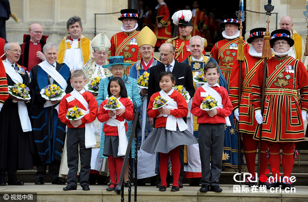 国际在线消息:当地时间2016年3月24日,英国女王伊丽莎白和菲利普亲王在圣乔治教堂参加濯足礼。图片来源:视觉中国