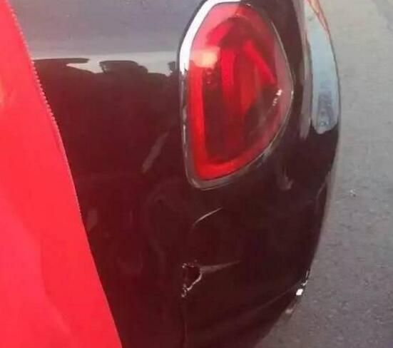 劳斯莱斯左侧尾部被撞开一个口子。图片来自网络