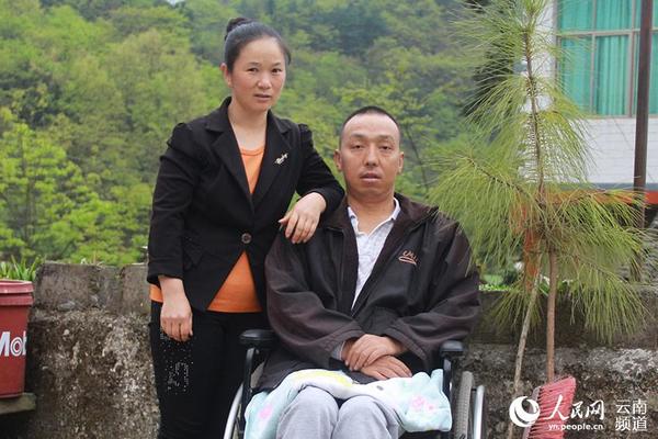 何海英与马艳合影。（李宝华 摄）