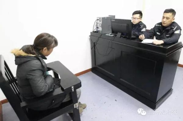 沪上一女子骑电动车闯红灯，被拦下后猛踢民警下身被刑拘