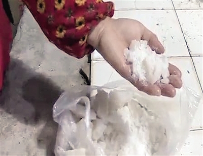 一时大意把胆巴当冰糖卖 店主急寻顾客 事发巴南界石镇，店主希望顾客把胆巴拿回来，愿赔偿损失；胆巴俗称“卤水”对人具有毒性 雷女士误将一袋胆巴当成冰糖卖给顾客。 视界网视频截图