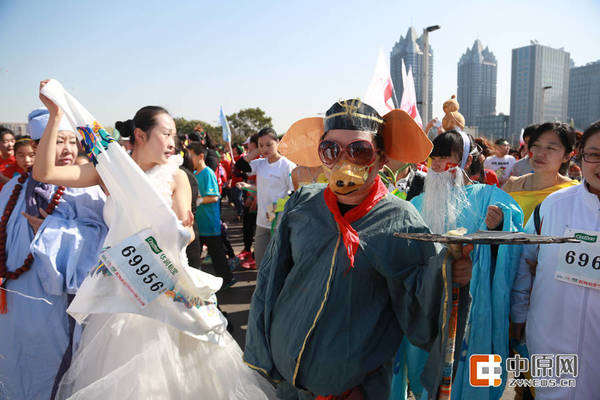 “我在人群中找我的大师兄。”