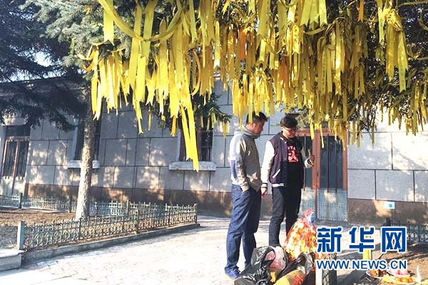 图为市民用黄丝带的方式祭祀。新华网张弘典 摄