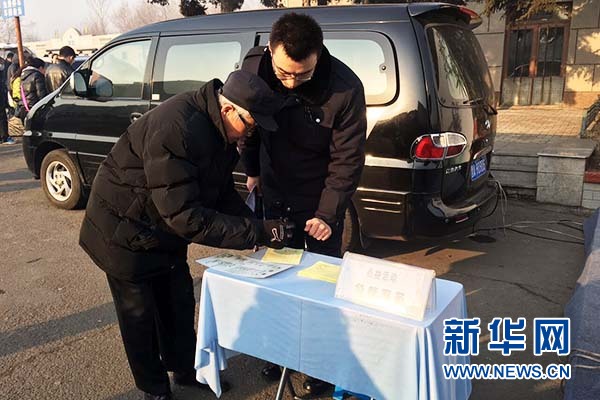 图为关文才老人为父亲点歌祭祀。新华网张弘典 摄