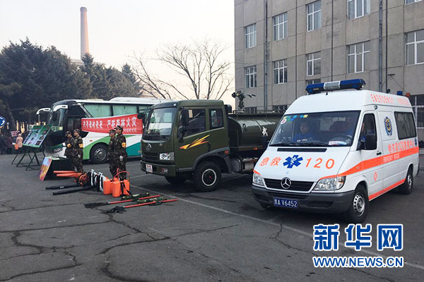 图为交警、医疗等部门协助哈平路殡仪馆完成祭祀活动。新华网张弘典 摄