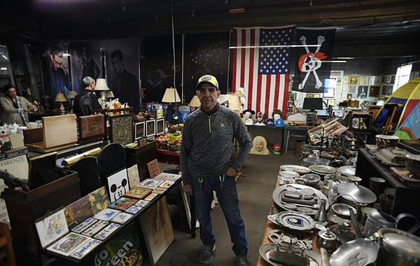 在东哈莱姆的环卫仓库二楼,纽约前环卫工人莫利纳花费30多年时间收集整理了大量“垃圾”。(网页截图)