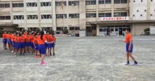 日本儿童集体跳绳视频爆红 完美同步吸引数百