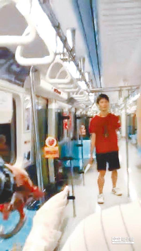 台北地铁随机杀人案当天，乘客拍下凶嫌郑捷持刀逼近的模样，有乘客拿起雨伞奋力抵挡。（翻摄乘客拍摄画面） 图片来源：台湾《中时电子报》